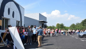 File de conseillers devant les nouveaux locaux