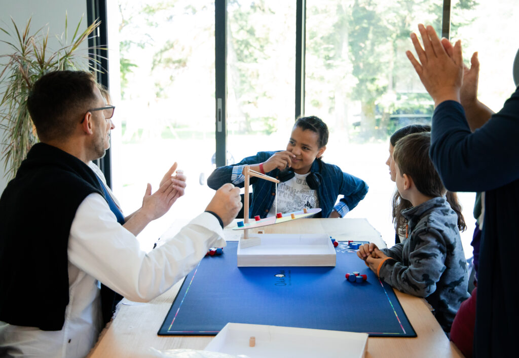 Hôtesse ou participants testant un jeu Participants découvrant les jeux Oika Oika lors d’une Oik’Animation conviviale